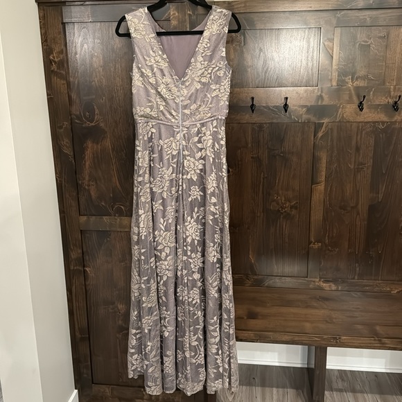 Tahari Full Length Taupe Lace Formal Gown Size 6 - Picture 4 of 10